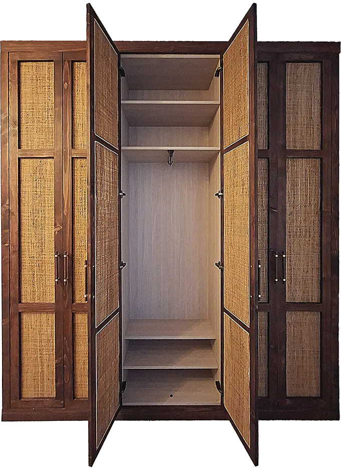 Armario empotrado con puertas abiertas